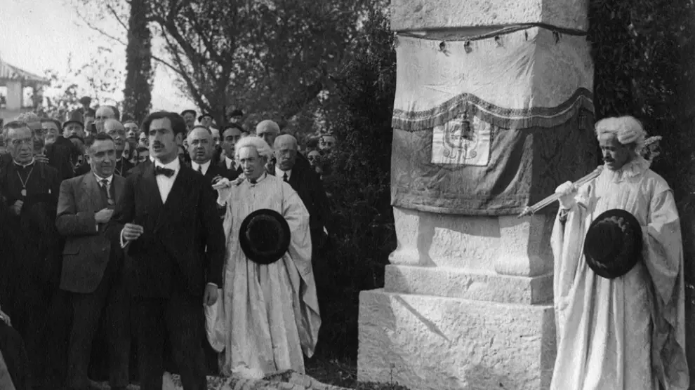 En 1925, Acín inauguró en Las Miguelas su monumento al gran geólogo oscense Lucas Mallada.