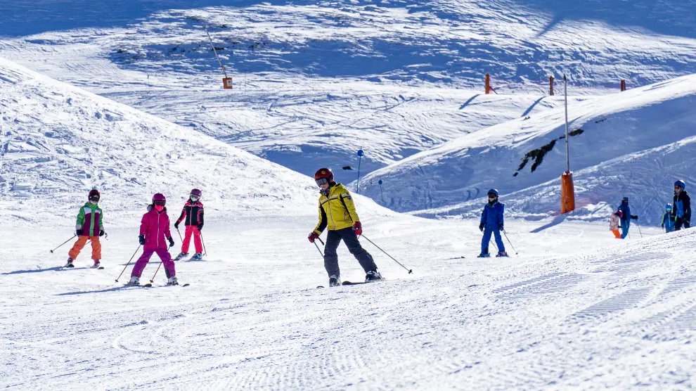 Un grupo de esquiadores disfruta de un día soleado en Aramón Cerler.
