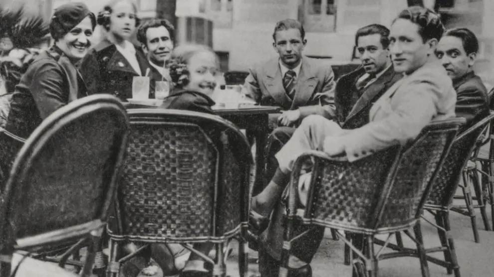 La familia Acín en Madrid con el pintor Corrales, Gil Bel, García Lorca y, en primer plano, el escultor García Condoy.