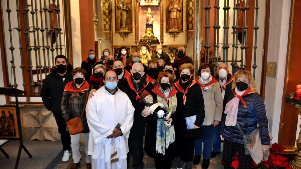 Grupo Tradiciones, Amigos del Pueyo y monjes en la iglesia del monasterio