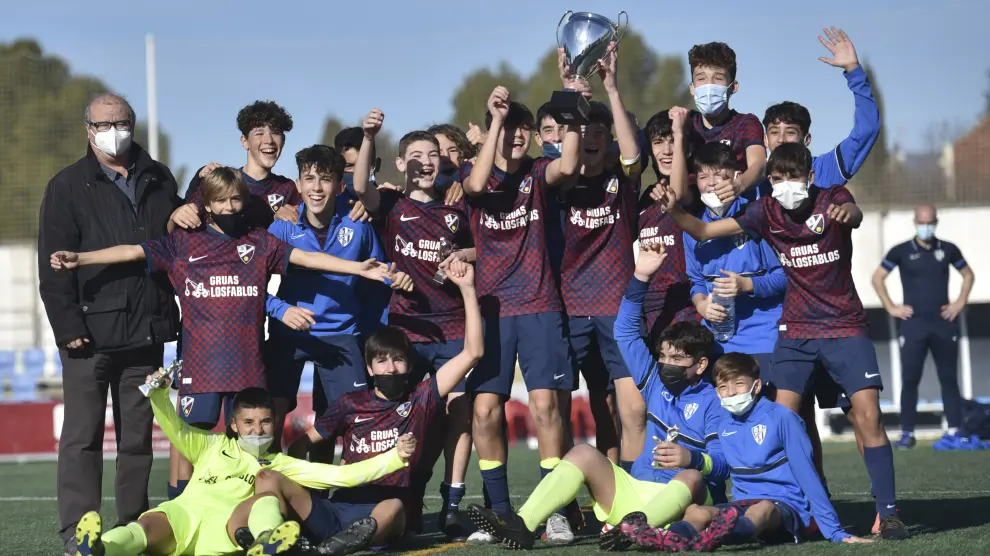 El Huesca infantil celebra el título de campeón.