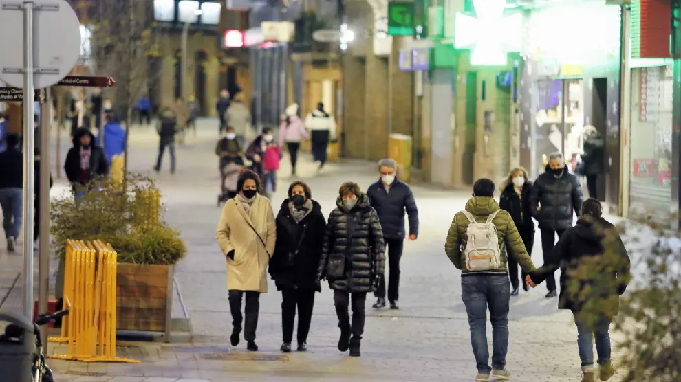 Ambiente en las calles del centro de Huesca durante estas navidades
