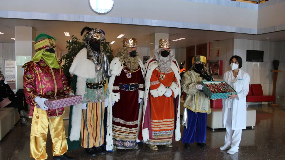 Los Reyes en su visita al Hospital de Barbastro.