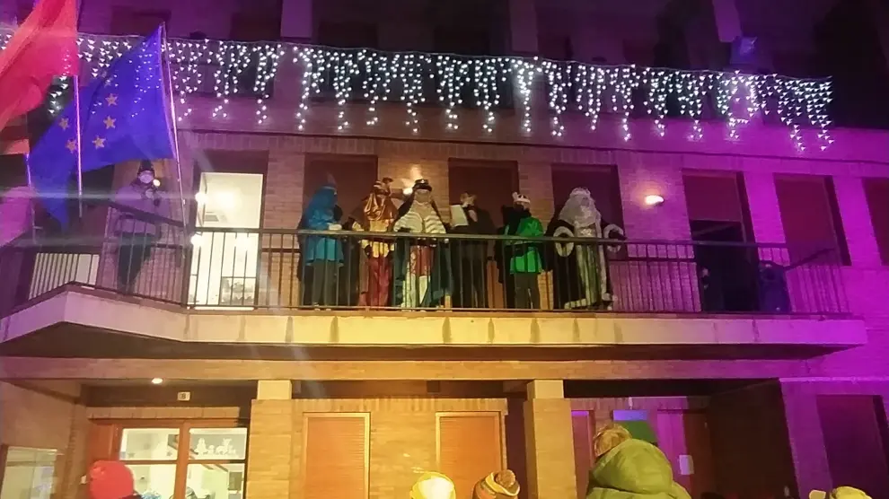 Melchor, Gaspar y Baltasar se dirigieron a los niños de Lanaja desde el balcón del Ayuntamiento.