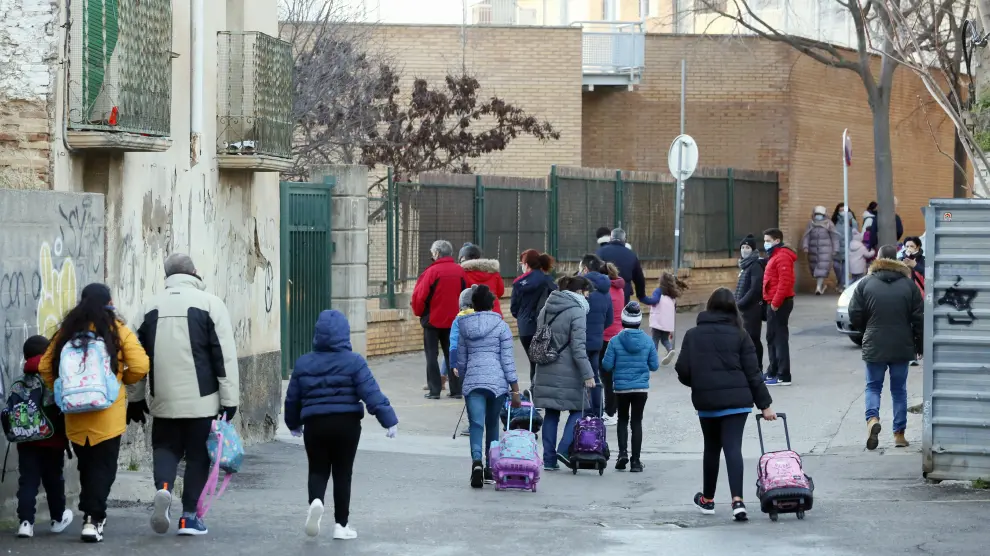 Alumnos del Sancho Ramírez, en Huesca ciudad, regresando este lunes al colegio.