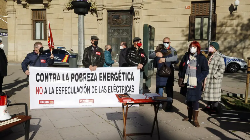 Imagen de la concentración celebrada este viernes en la plaza de Navarra de la capital oscense.