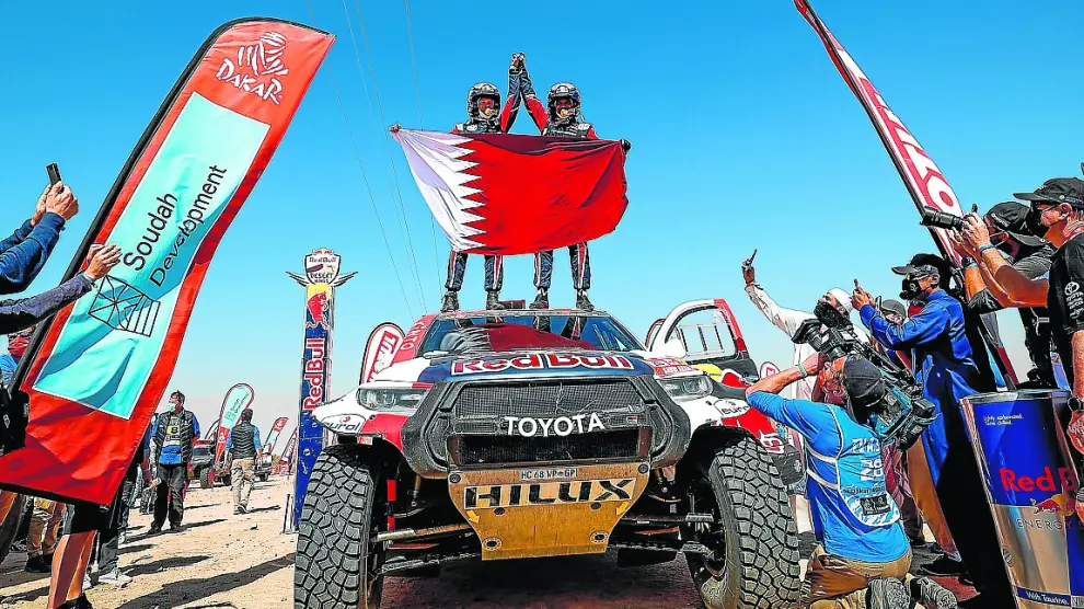 Al Attiyah y su copiloto celebran la victoria sobre su Toyota en Yeda.