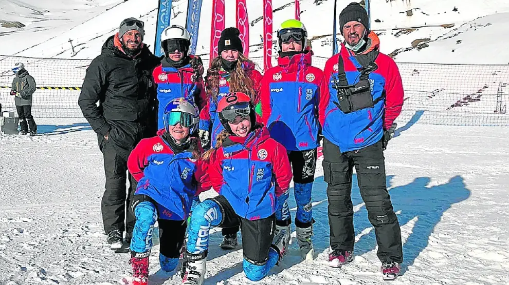 Esquiadores del CETDI Aragón que han participado en la primera fase de la Copa de España de alpino.