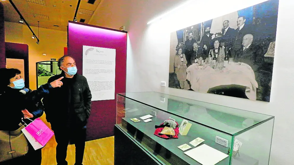 Dos visitantes contemplan una de las fotografías de la exposición.