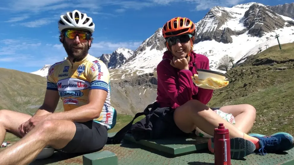 Los hermanos Marcos y Sara Belled se encuentran siempre que pueden en el Pirineo oscense