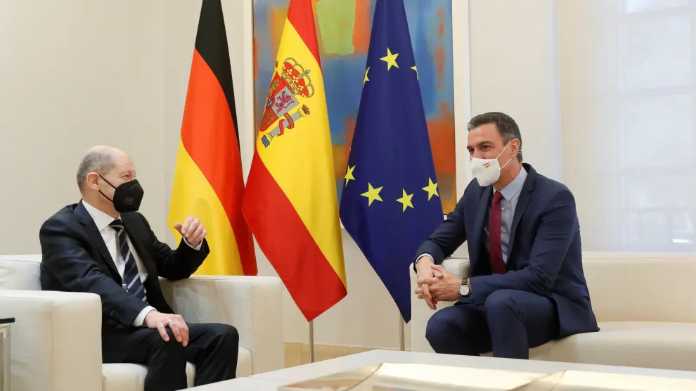 El canciller alemán Olaf Scholz conversa con el presidente español, Pedro Sánchez.