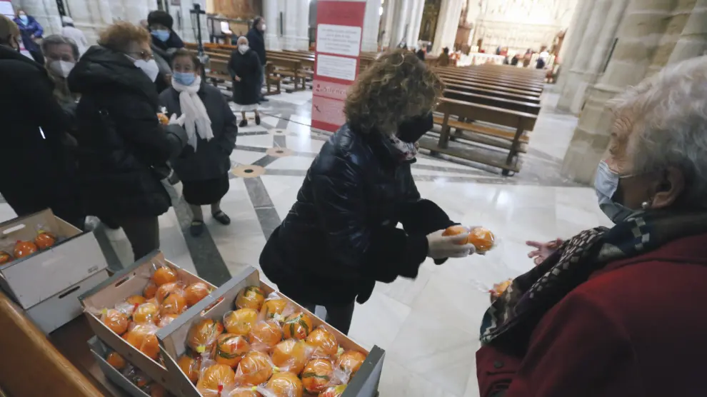 En la iglesia de la catedral se han repartido naranjas en honor a este santo fallecido en Valencia.