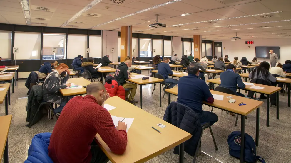 Alumnos haciendo un examen este martes por la tarde en la sede de la Uned de Barbastro.