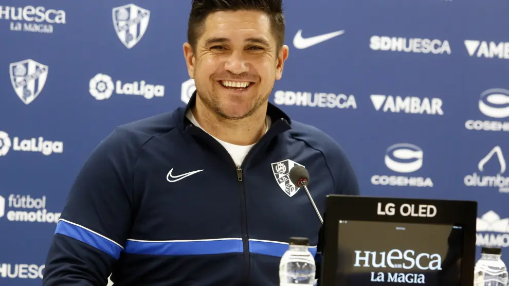 Xisco Muñoz, sonriente durante la rueda de prensa previa al partido en Eibar.
