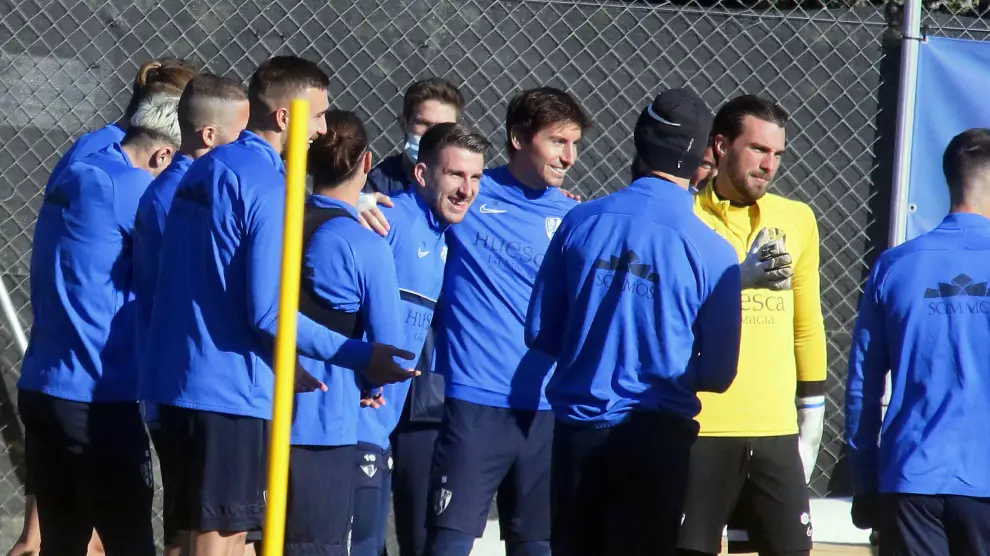 Gerard Valentín, junto con Mosquera, con el que coincidió en el Depor, en el momento de la bienvenida del equipo.