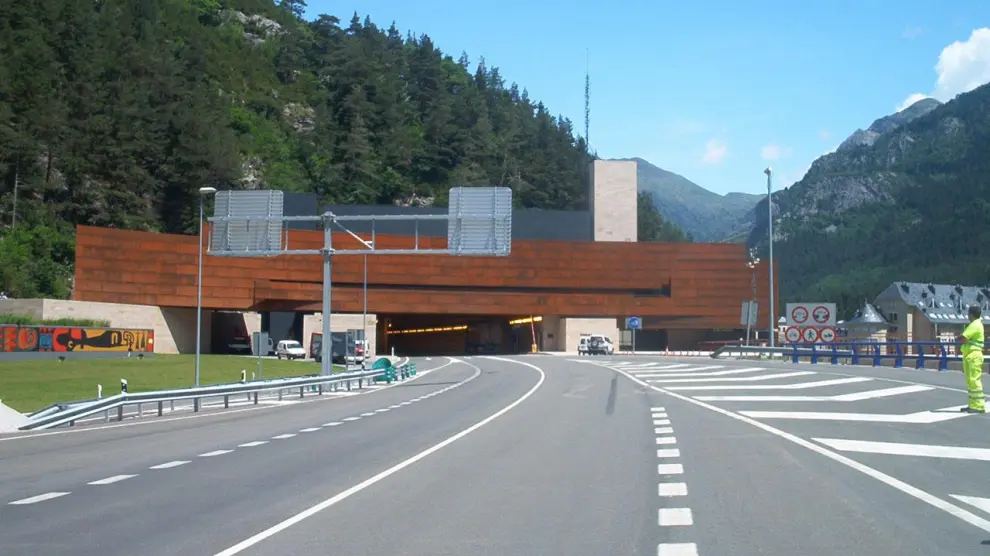 La boca española del túnel del Somport, situada a la altura de Canfranc Estación.