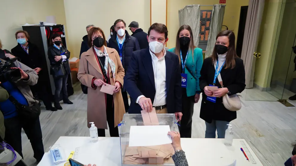 Los candidatos de Castilla y León votan en sus colegios electorales.