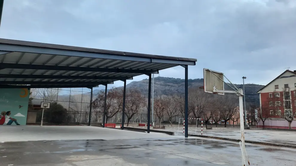 Patio del colegio Joaquín Costa de Graus donde instalarán las aulas prefabricadas.