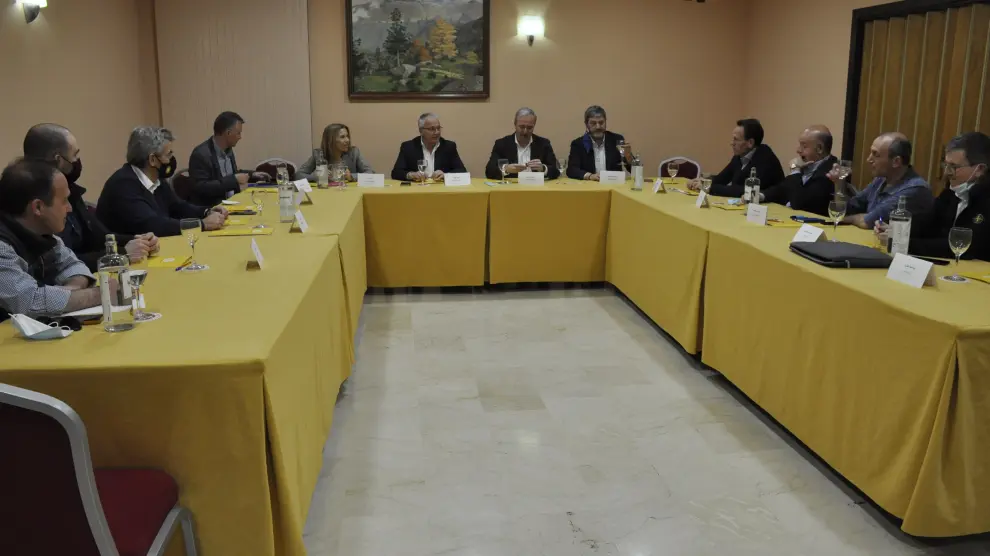 Reunión entre Azcón y agentes relacionados con el sector de la nieve en el Hotel Oroel de Jaca.