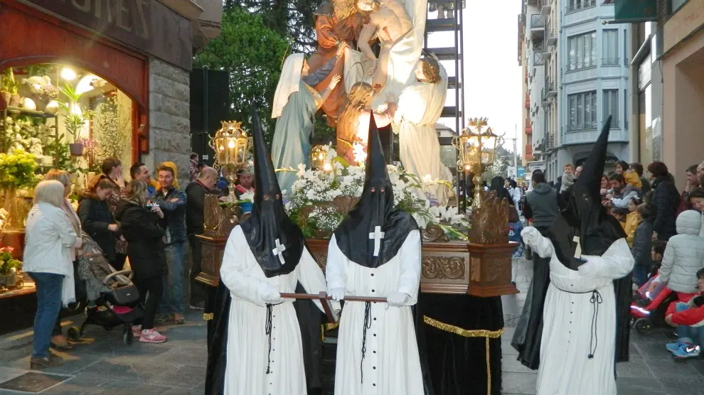 El paso del Descendimiento, entrando en la plaza de San Pedro, en la procesión del Viernes Santo de 2019.