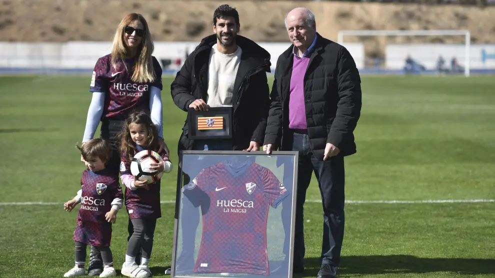 Lluis Sastre, acompañado por su mujer e hijos, ha sido homenajeado en el descanso por el Huesca.