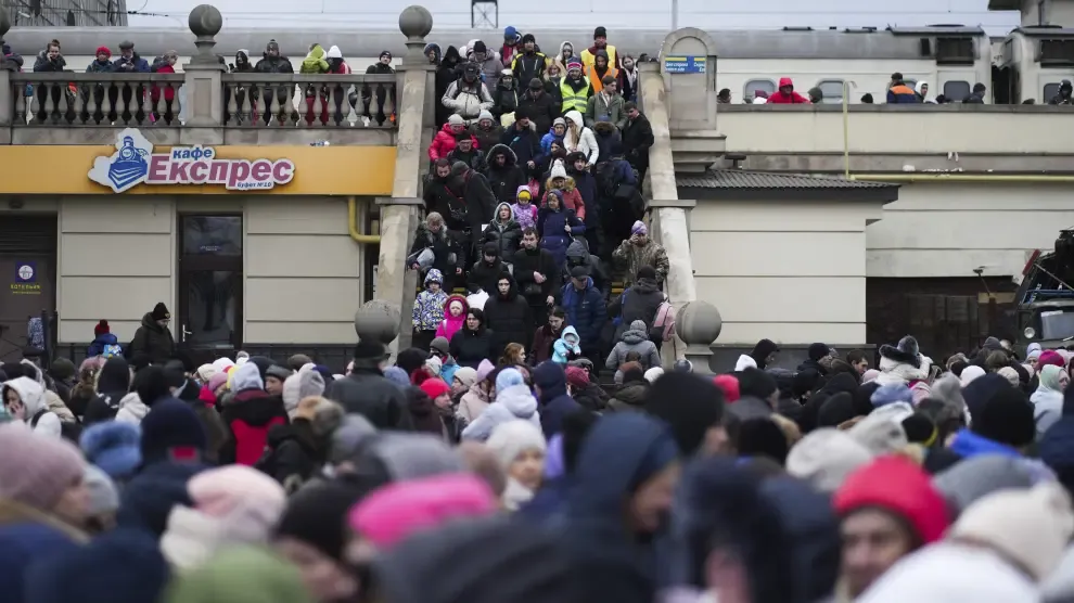 Refugiados transitan por la estación de Leópolis, en Ucrania.