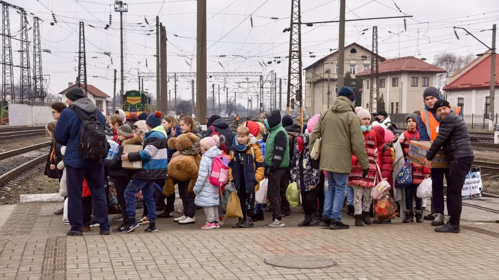 Evacuación en tren en la estación de Lviv de un grupo de niños de un orfanato de Hulaipole.