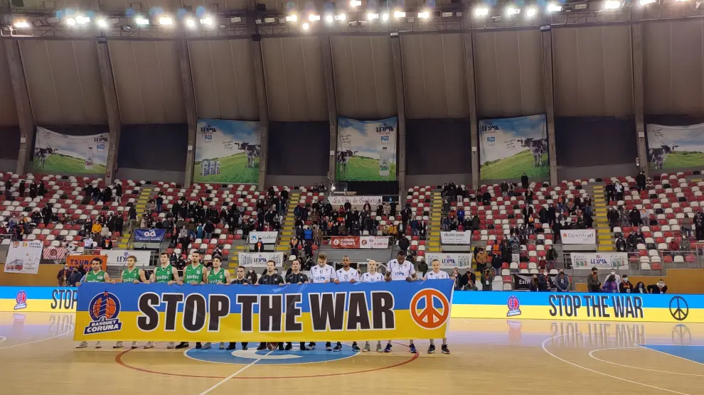 Los dos equipos portaron una pancarta pidiendo el fin de la guerra en Ucrania