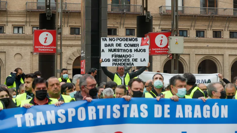 Participantes en la concentración de protesta de Tradime ayer en Zaragoza por el incremento del precio de los carburantes.