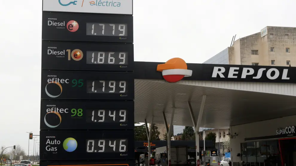 Precios del combustible este miércoles en una gasolinera de Huesca.