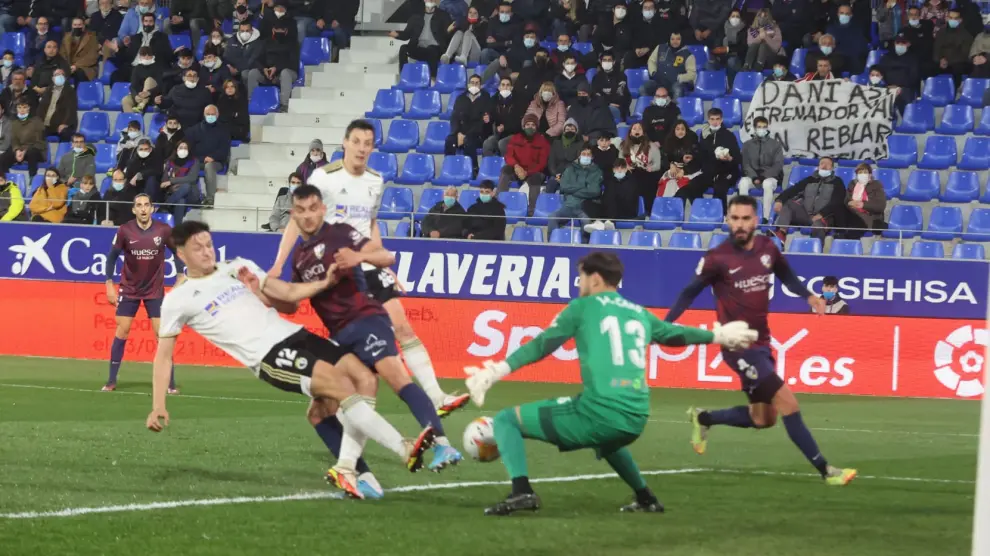 El Huesca se ha adelantado con un gol de Miguel Rubio en propia puerta.
