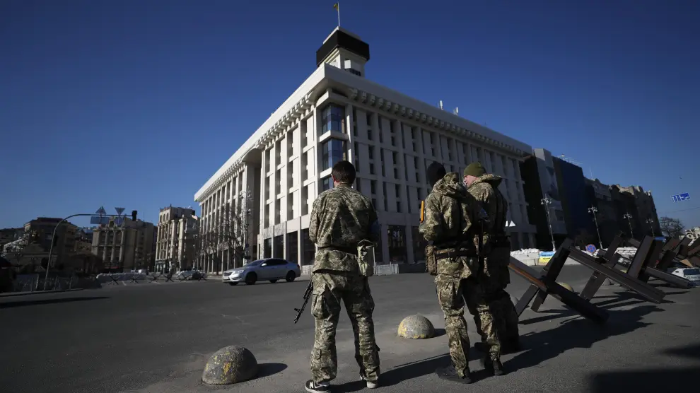Soldados ucranianos en un punto de control de Kiev.