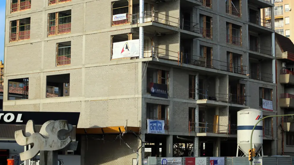 Edificio en construcción en la ciudad de Huesca.