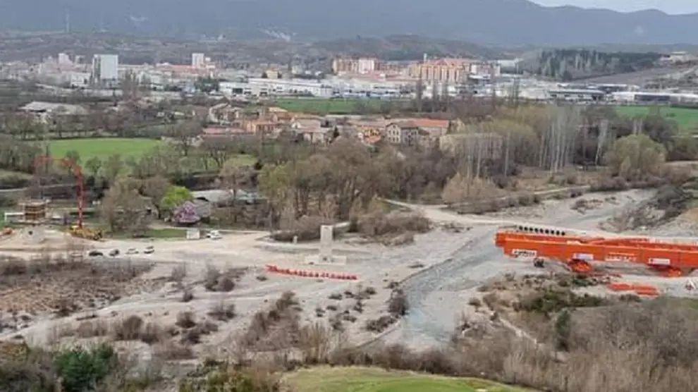Imagen de las obras de construcción del viaducto sobre los ríos Gállego y Aurín, de 936 metros de longitud.