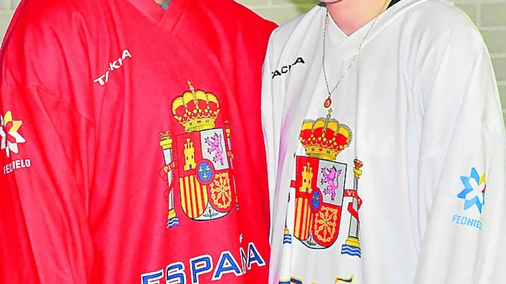 Paula Moreno y Victoria Serrano, en la pista de hielo de Jaca con las camisetas de la selección.