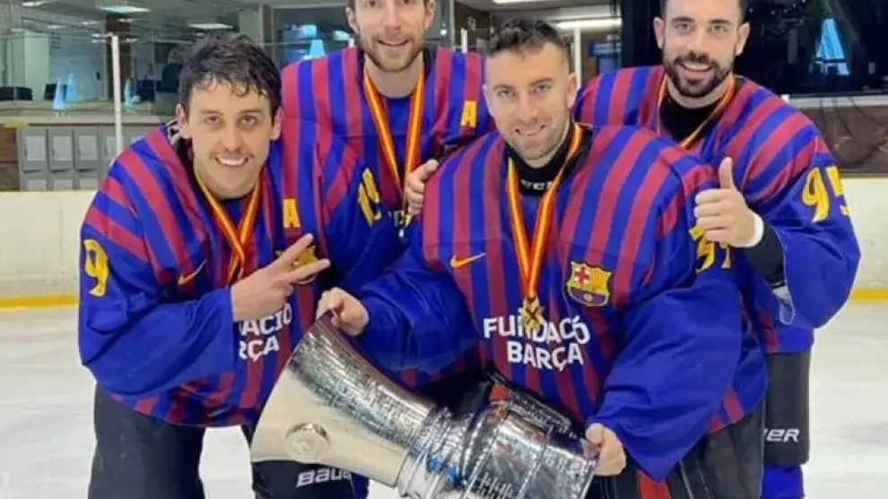 Adrián Ubieto, Héctor Alastruey, Bruno González y Gastón González, el pasado domingo, en la pista de hielo de Barcelona, con el trofeo liguero, tras ganar el cuarto y definitivo partido de la final.