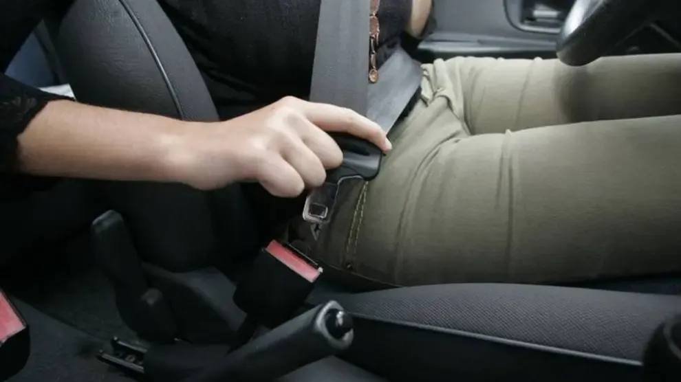 Desde el 21 de marzo si no se llevan puestos el cinturón de seguridad y los sistemas de retención infantil de forma correcta se pierden cuatro puntos del carné de conducir