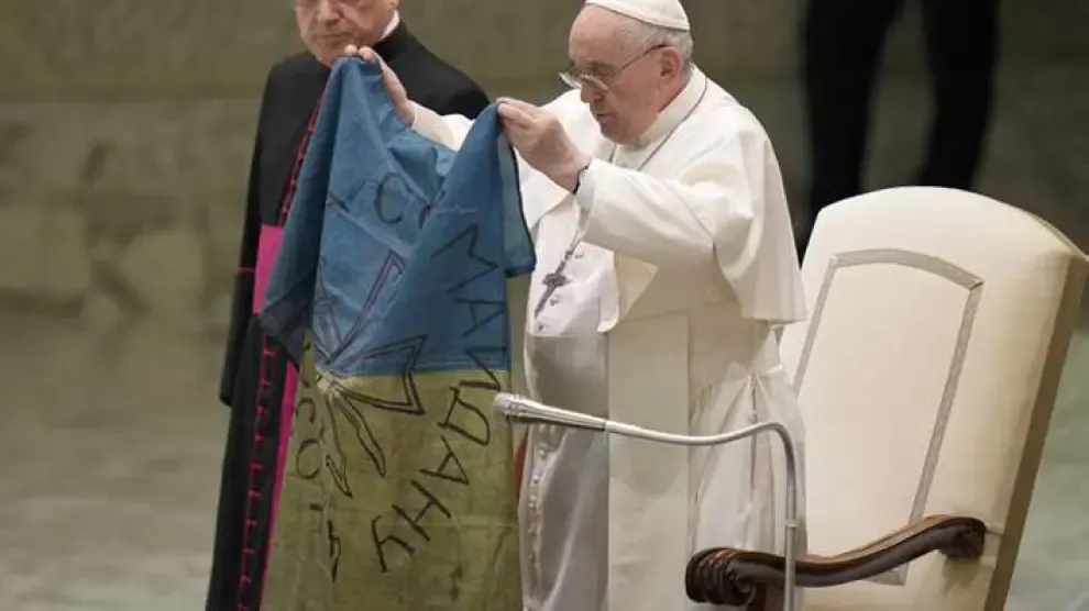 El Papa despliega y besa una bandera recién llegada de Bucha en la audiencia general de este miércoles