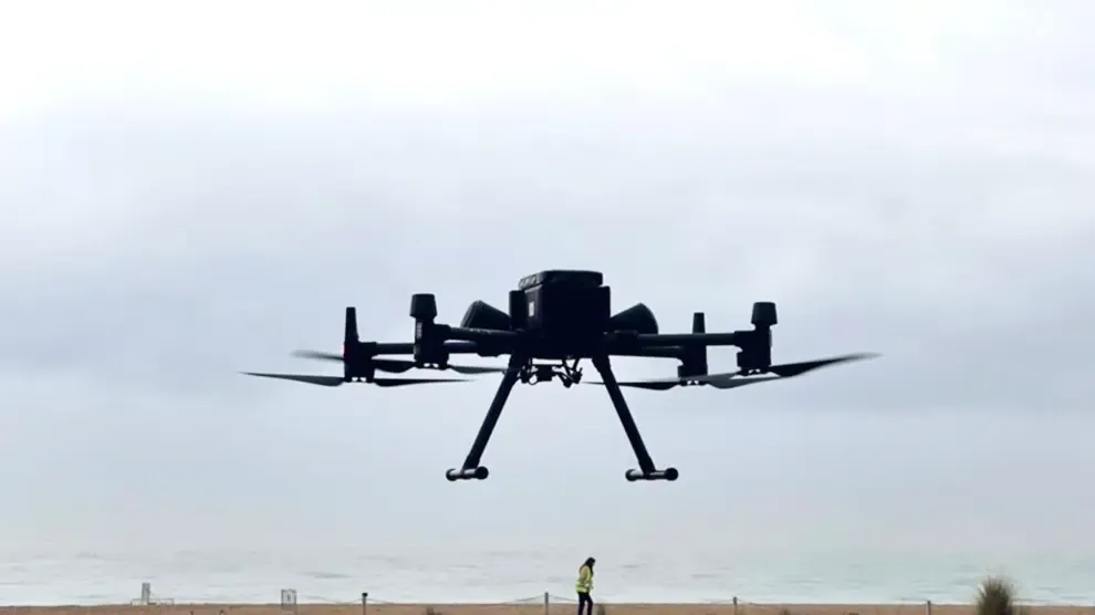 Dron sobrevolando la playa Castelldefels.