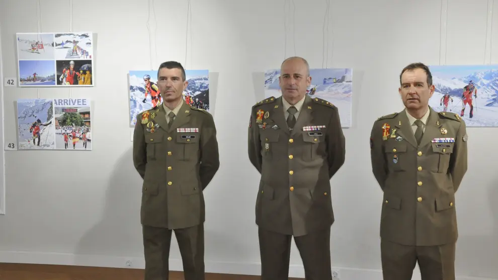 Autoridades militares presentes en la inauguración de la exposición montada en la Sala Burnao de la Ciudadela de Jaca.
