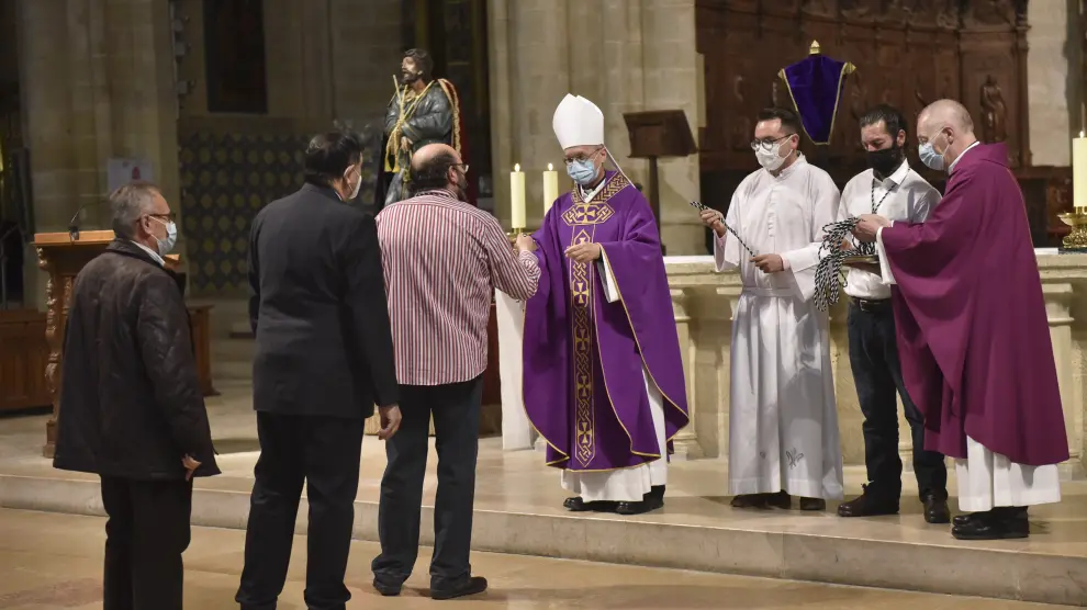 El obispo de Huesca, Julián Ruiz, impone las medallas a los nuevos cofrades, este jueves en la Catedral.