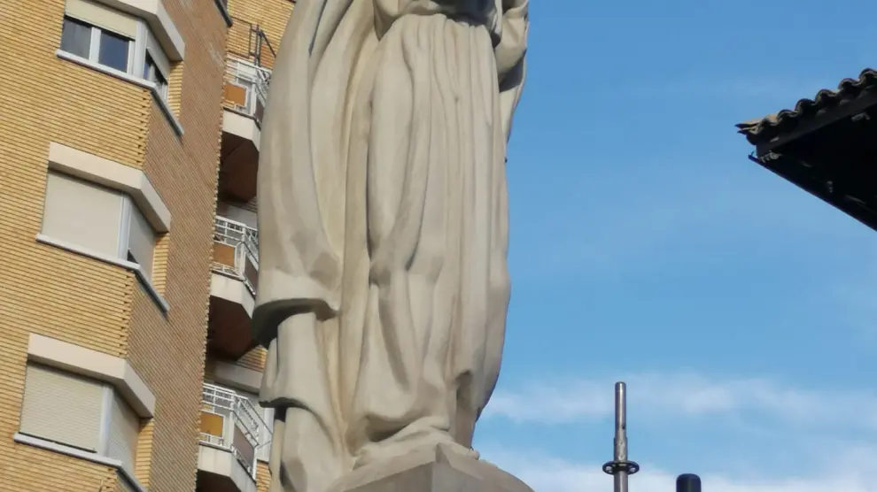 Estatua de La Inmaculada, ubicada en la plaza que lleva su nombre en la capital oscense.