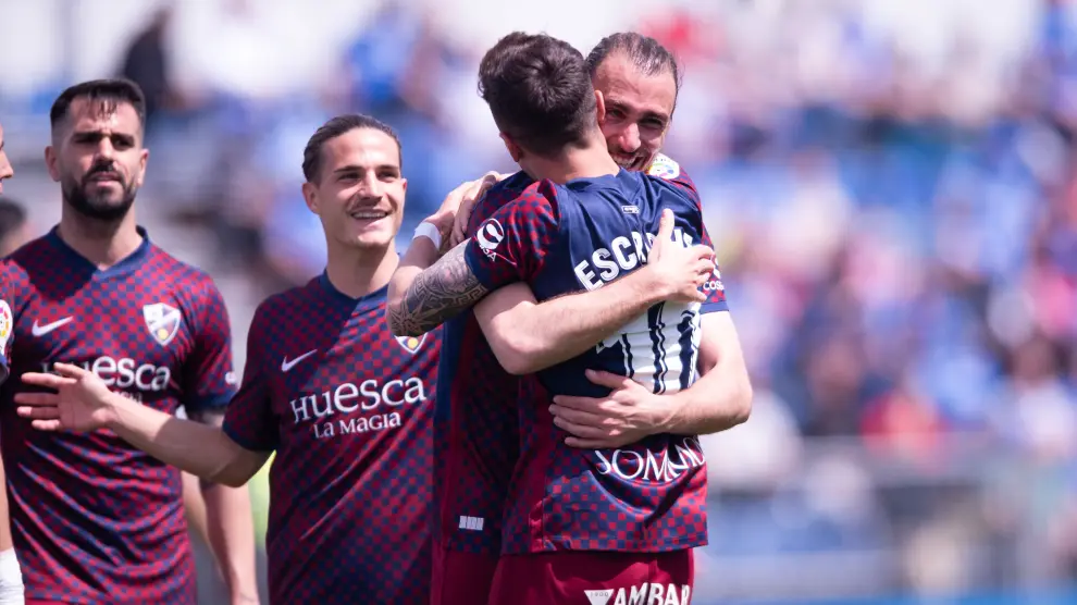Los jugadores del Huesca celebran el 1-2 de Ignasi Miquel.