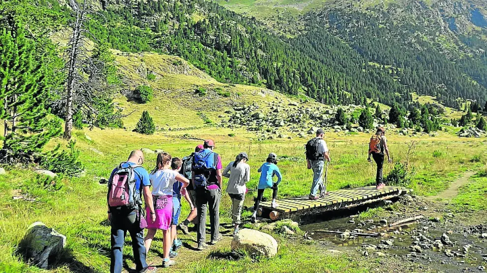 Participantes en una ruta senderista en la Red Natural de Aragón.