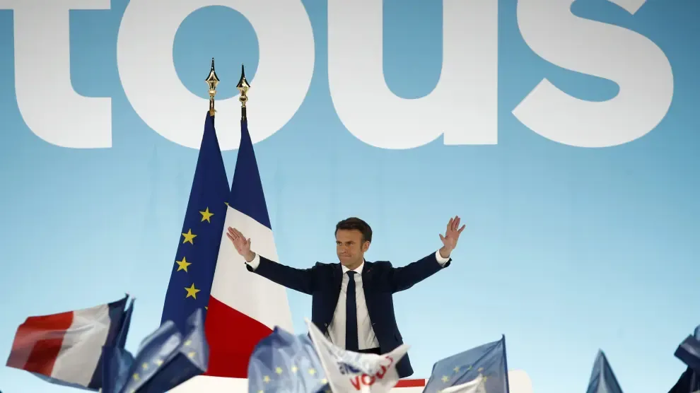 Macron saluda a sus votantes tras la primera vuelta de las elecciones presidenciales de Francia celebradas este domingo FRANCE PRESIDENTIAL ELECTIONS FIRST ROUND