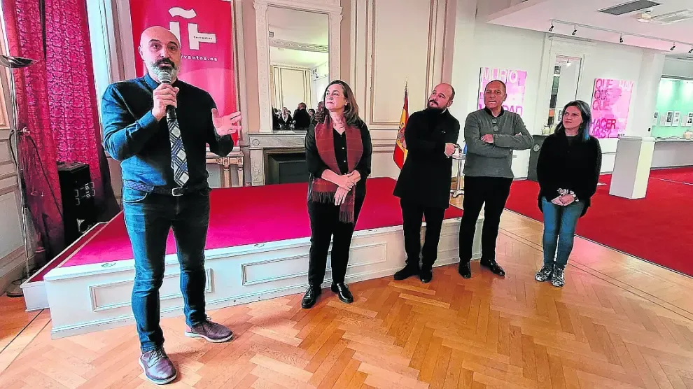 Víctor Lucea, junto a los artistas, en la inauguración de la exposición en Burdeos.