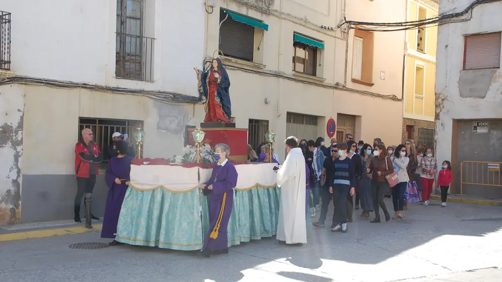 La Virgen de la Alegría procesionó ayer porlas calles del centro de Sariñena.