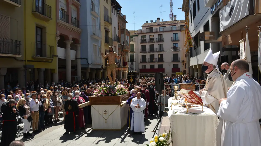 Monseñor Pérez presidió la misa con el Cristo Resucitado en la plaza del Mercado.