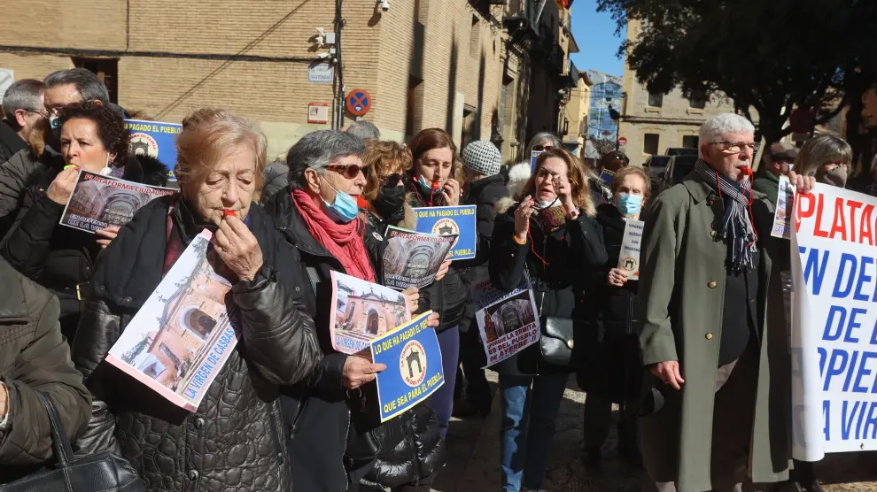 Manifestantes concentrados frente al Obispado de Huesca el pasado 3 de abril.
