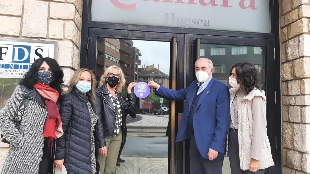 Colocación de la señalización del Punto Violeta en la Cámara de Comercio de Huesca, este martes